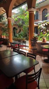 a restaurant with tables and chairs in a courtyard at Hotel Posada San Jerónimo in Coatepec