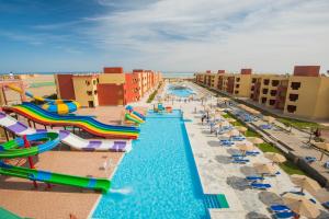 Vaizdas į baseiną apgyvendinimo įstaigoje Casa Mare Resort - ex, Royal Tulip Beach Resort arba netoliese