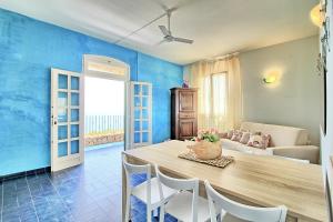 - un salon avec une table et un canapé dans l'établissement Ville Belvedere Luxury Accommodation, à Gagliano del Capo