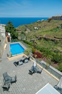 widok z powietrza na basen i ocean w obiekcie Hotel Rural Bentor w mieście Los Realejos