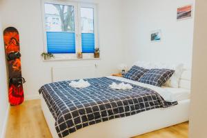 グダニスクにあるWektor Idea Apartment Gdańskのベッドルーム1室(ベッド1台、スケートボード付)
