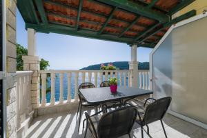 Balkón alebo terasa v ubytovaní Superb Beachfront Luxury Seaview with Private Beach