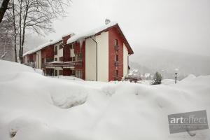 シュチルクにあるApartamenty Sielankowoの雪に覆われた家