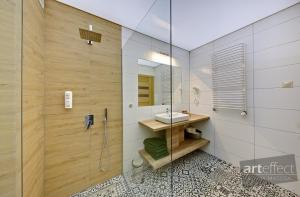 シュチルクにあるApartamenty Sielankowoのバスルーム(シャワー、洗面台、鏡付)