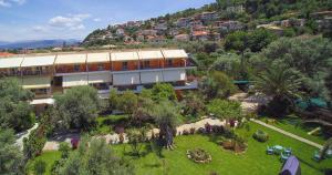 - une vue aérienne sur un bâtiment avec un jardin dans l'établissement Villa Fenia, à Leucade