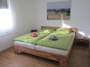 Un dormitorio con una cama con dos sombreros. en Ferienhaus Struckmann am Steinhuder Meer, en Neustadt am Rübenberge