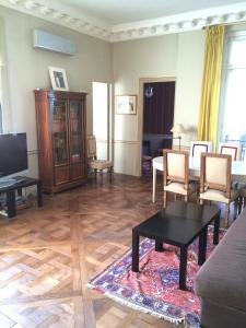 a living room with a couch and a table at LOUVRE VENDOME with air conditionning in Paris