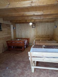 Kazka emeletes ágyai egy szobában