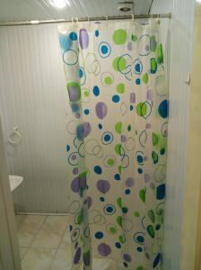 ducha con cortina de ducha en Hotel Life, en Jermuk