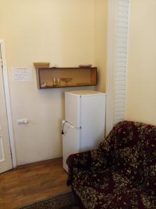 Habitación pequeña con nevera y silla en Hotel Life, en Jermuk