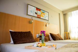 Postel nebo postele na pokoji v ubytování OHiggins Park Hotel