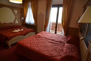 Postel nebo postele na pokoji v ubytování Hotel Cristallo