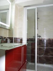 a bathroom with a shower and a sink at Cit'Hotel Hôtel Beauséjour in Cherbourg en Cotentin