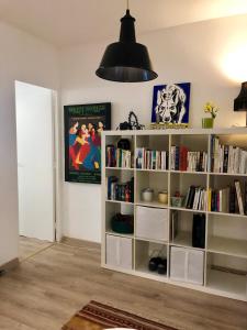 una habitación con una estantería llena de libros en Cool & Central 2 bedroom in heart of Eaux-vives, en Ginebra