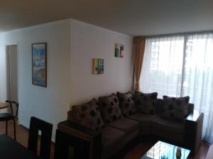 ein Wohnzimmer mit einem Sofa und einem Fenster in der Unterkunft Apartamento Full Equipado Santiago Centro in Santiago