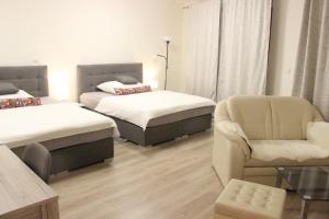 Postel nebo postele na pokoji v ubytování H+ Apartman Letiště Praha