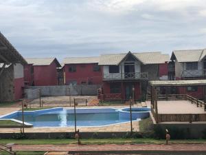 una piscina frente a algunas casas en Chaleville Coqueiro 3802, en Luís Correia