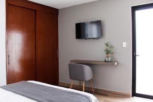 Televízia a/alebo spoločenská miestnosť v ubytovaní Suites ciento 37