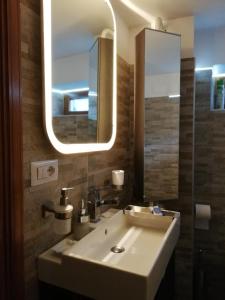 モンドヴィにあるLa casa di Adriのバスルーム(白い洗面台、鏡付)