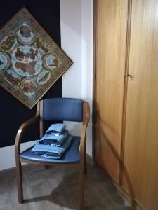 モンドヴィにあるLa casa di Adriの木製キャビネット付きの客室内の青い椅子