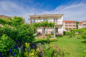Κήπος έξω από το Apartments Joka