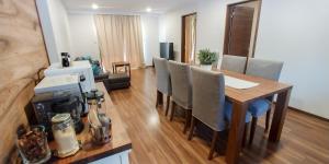 ein Wohnzimmer mit Esstisch und Stühlen in der Unterkunft Hakuba Powder Cottage Crystal in Hakuba + 16 Fotos