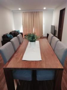 白馬的住宿－Hakuba Powder Cottage Crystal，客厅配有木桌和沙发