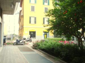 un edificio giallo con due motociclette parcheggiate di fronte di Central Bed a Bergamo