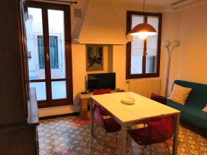 a living room with a table and a couch at APPARTAMENTO Ruga Giuffa in Venice