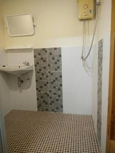 宗通Bansuan Inthanon Resort的带淋浴和水槽的浴室