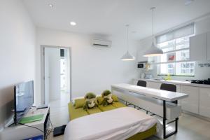 Kuchyň nebo kuchyňský kout v ubytování Straits Garden Suites, Georgetown