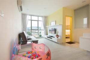 Una habitación para niños con una cama con bolas. en Straits Garden Suites, Georgetown en George Town