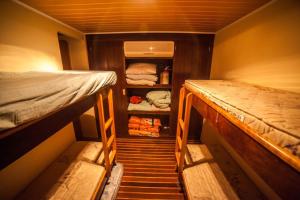 Tempat tidur susun dalam kamar di Tapri - Hotel Flutuante