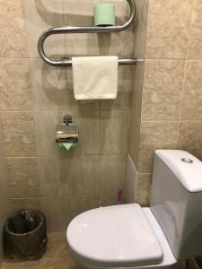 e bagno con servizi igienici bianchi e termoarredo. di Apartment on Amurskiy Bulvar 62 a Khabarovsk