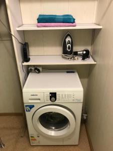 a washer and dryer in a small room at Apartment on Amurskiy Bulvar 62 in Khabarovsk