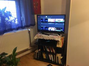 a tv in a corner with a book police with books w obiekcie Lady Margit's Room w mieście Szombathely