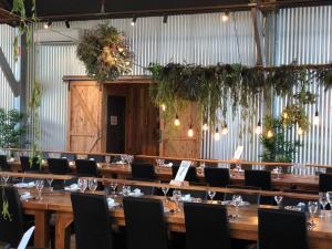 Dubbo Rhino Lodge في دوبو: غرفة طعام كبيرة مع طاولات وكراسي طويلة