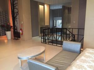 A seating area at LI-GIN Motel