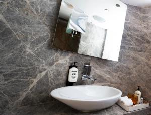 Bilik mandi di Ovolo Central +37 gambar