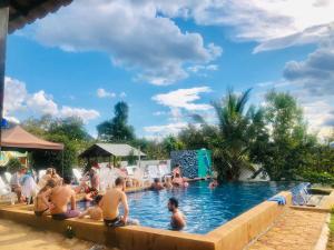 Bazén v ubytování Pai circus hostel nebo v jeho okolí