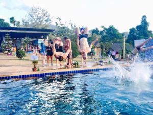 Bazén v ubytování Pai circus hostel nebo v jeho okolí