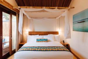 um quarto com uma cama de dossel branca em The Retreat em Kigali