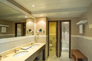 uma casa de banho com 2 lavatórios e um chuveiro em BEST WESTERN PLUS Hotel Hong Kong em Hong Kong