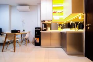 Kuchyň nebo kuchyňský kout v ubytování Well Furnished 1BR Brooklyn Alam Sutera Apartment By Travelio