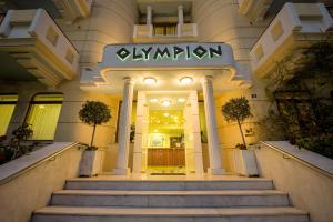 un edificio con un cartello sulla parte anteriore di Olympion ad Atene