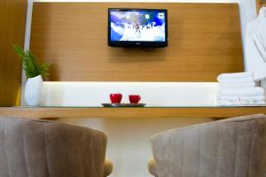 Una televisión o centro de entretenimiento en Olympion