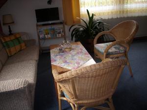 uma sala de estar com uma mesa e duas cadeiras em Steffens em Soltau