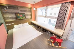 una camera con letto, panca e finestra di Banff-Penghu B&B a Magong