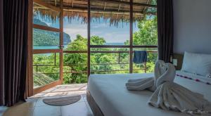 una camera da letto con un letto e una grande finestra di Phi Phi Sea Sky Resort a Phi Phi Don