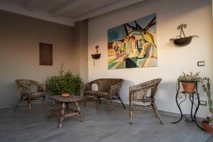レッチェにあるMaMà Suiteの椅子と壁画のある部屋